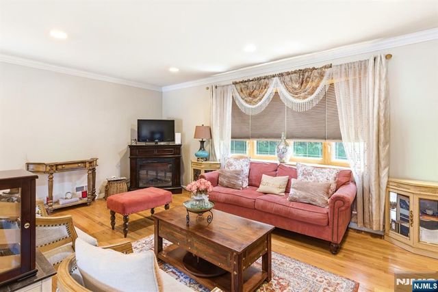 320 Horseneck Road, Fairfield, NJ 07004
