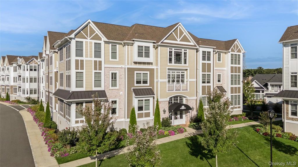 20305 Aspenwood Drive 20305, Plainview, NY 11803 — exterior