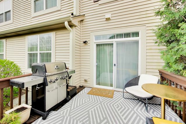 31 Oak Creek Court, North Aurora, IL 60542