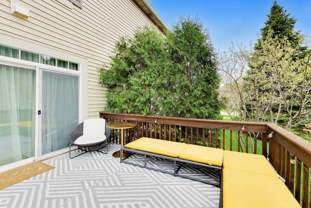 31 Oak Creek Court, North Aurora, IL 60542