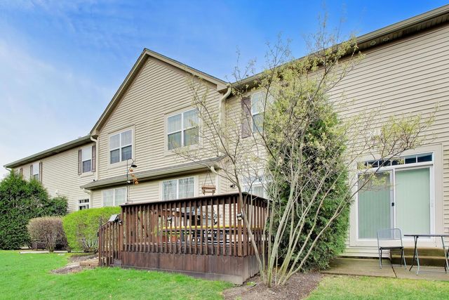 31 Oak Creek Court, North Aurora, IL 60542