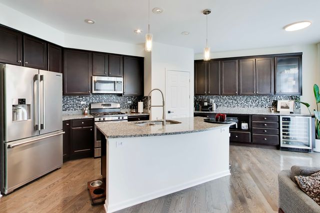 31 Oak Creek Court, North Aurora, IL 60542