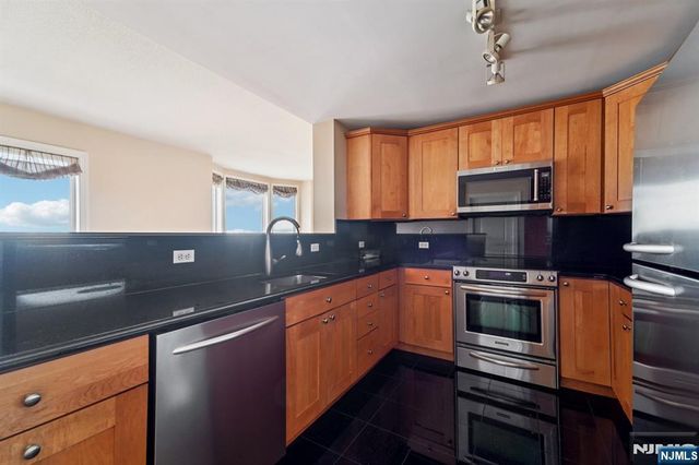 6210 City Place, Edgewater, NJ 07020
