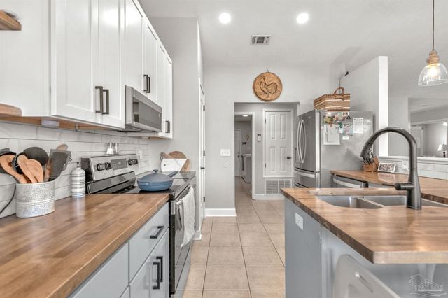 7667 Marthas Way, Navarre, FL 32566