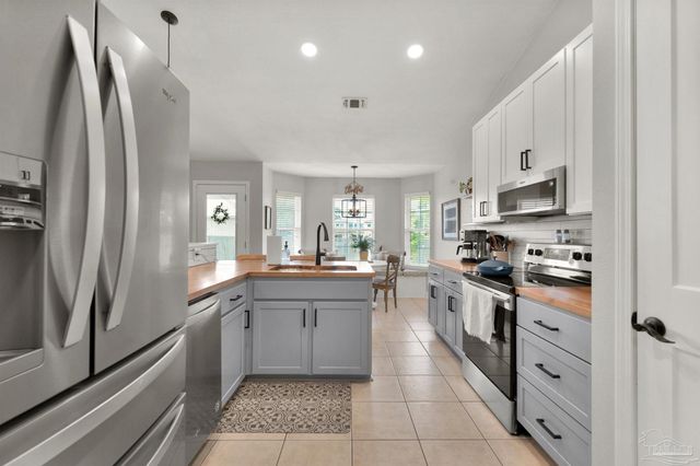 7667 Marthas Way, Navarre, FL 32566