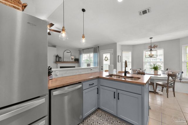 7667 Marthas Way, Navarre, FL 32566