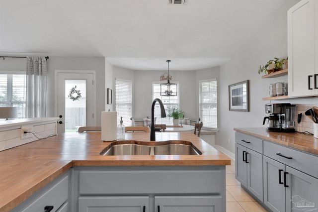 7667 Marthas Way, Navarre, FL 32566