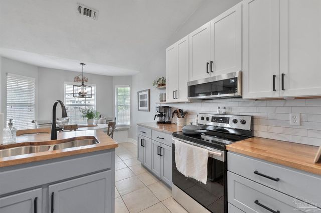 7667 Marthas Way, Navarre, FL 32566