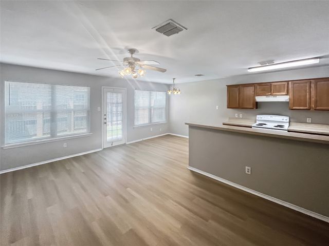 2325 Kingsway Drive, Arlington, TX 76012