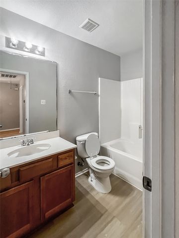 2325 Kingsway Drive, Arlington, TX 76012