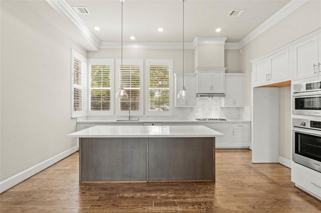 10902 Grove Tree Lane, Houston, TX 77043