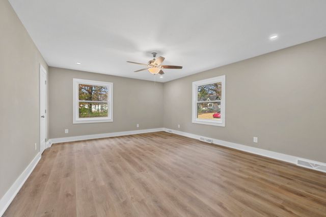 104 W Longview Dr, Portland, TN 37148