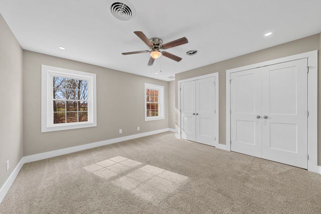 104 W Longview Dr, Portland, TN 37148