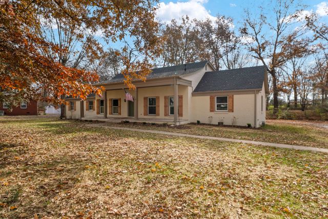 104 W Longview Dr, Portland, TN 37148