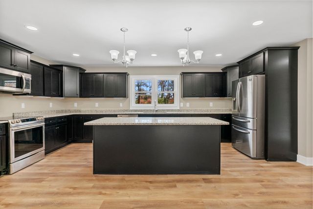 104 W Longview Dr, Portland, TN 37148