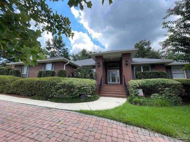 5955 Hermitage Dr, Pensacola, FL 32504