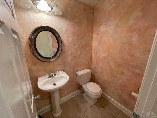 5955 Hermitage Dr, Pensacola, FL 32504