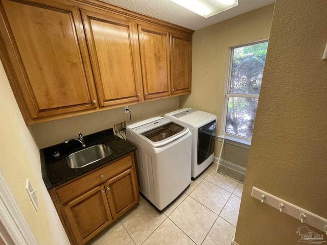 5955 Hermitage Dr, Pensacola, FL 32504