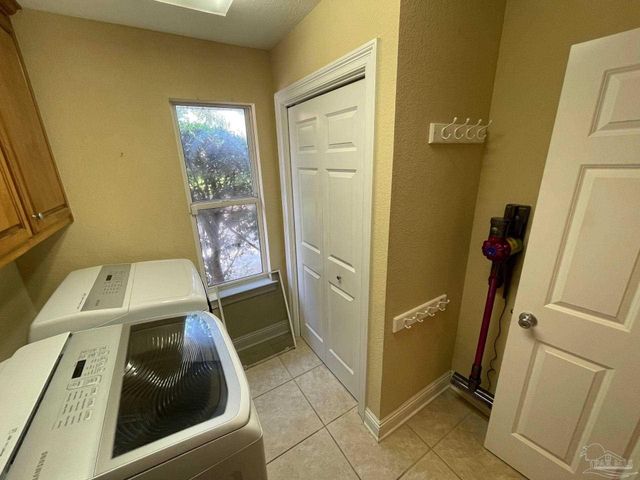 5955 Hermitage Dr, Pensacola, FL 32504