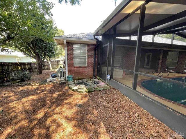 5955 Hermitage Dr, Pensacola, FL 32504