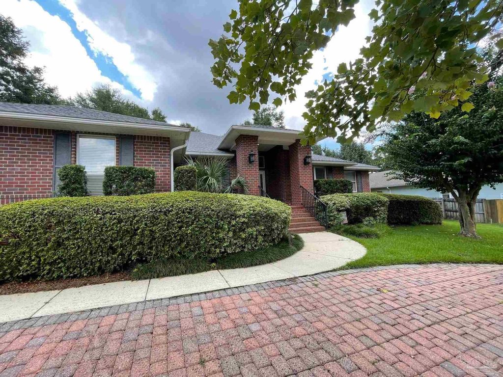 5955 Hermitage Dr, Pensacola, FL 32504