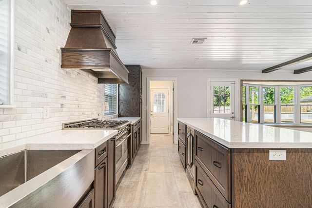 1602 Loch Lake Drive, El Lago, TX 77586