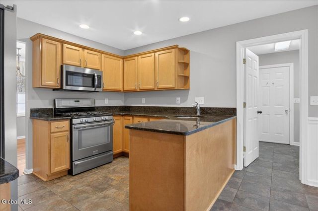 12 Kara Lane, Clifton Park, NY 12065