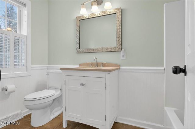 12 Kara Lane, Clifton Park, NY 12065