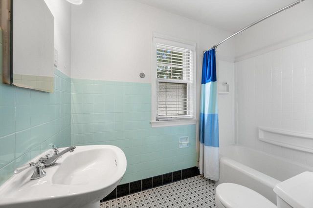 7020 N Rockledge AVENUE, Glendale, WI 53209