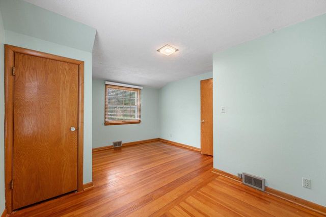 7020 N Rockledge AVENUE, Glendale, WI 53209