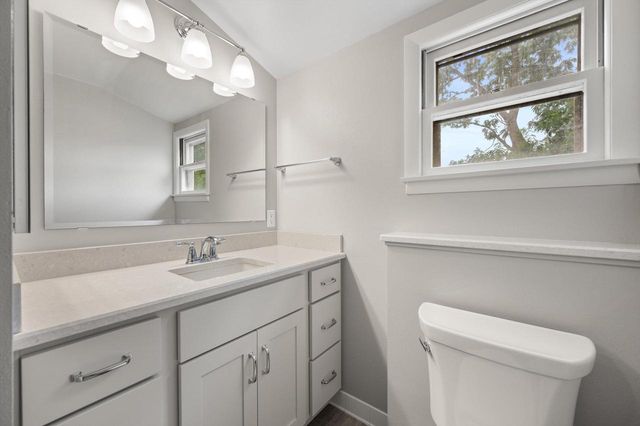 7020 N Rockledge AVENUE, Glendale, WI 53209