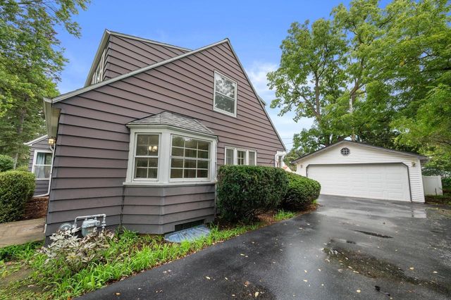 7020 N Rockledge AVENUE, Glendale, WI 53209