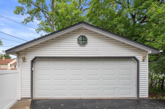 7020 N Rockledge AVENUE, Glendale, WI 53209