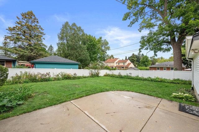 7020 N Rockledge AVENUE, Glendale, WI 53209