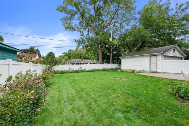 7020 N Rockledge AVENUE, Glendale, WI 53209