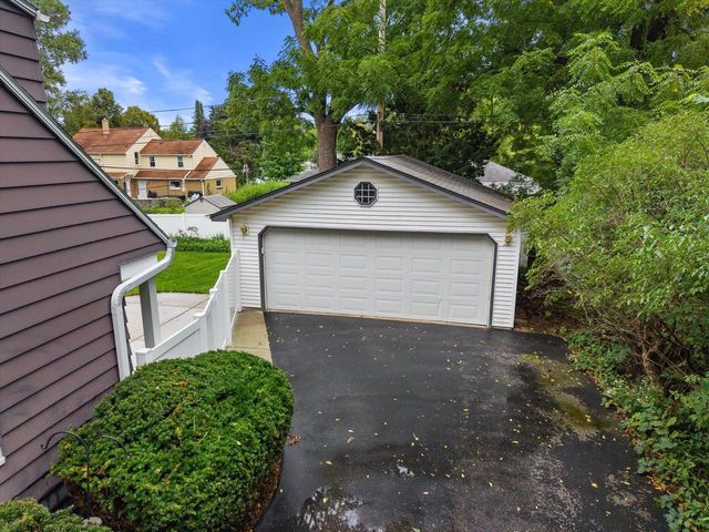 7020 N Rockledge AVENUE, Glendale, WI 53209