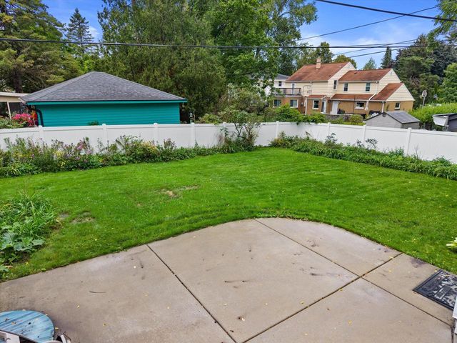 7020 N Rockledge AVENUE, Glendale, WI 53209
