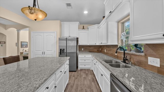 2504 W Green Briar Drive, Huntsville, TX 77340