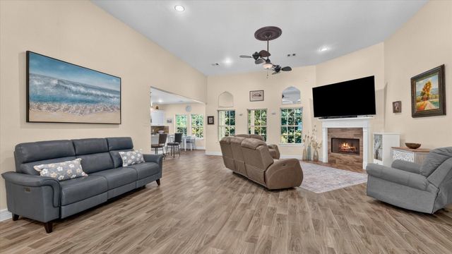 2504 W Green Briar Drive, Huntsville, TX 77340