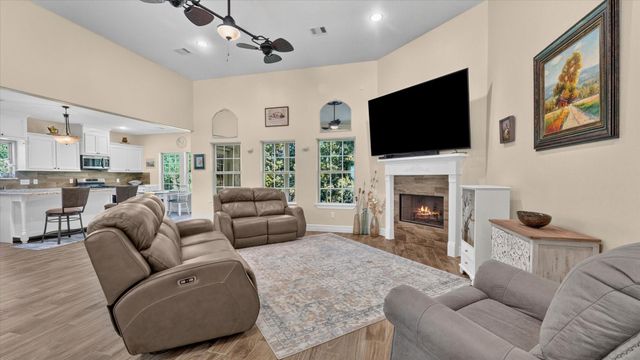 2504 W Green Briar Drive, Huntsville, TX 77340