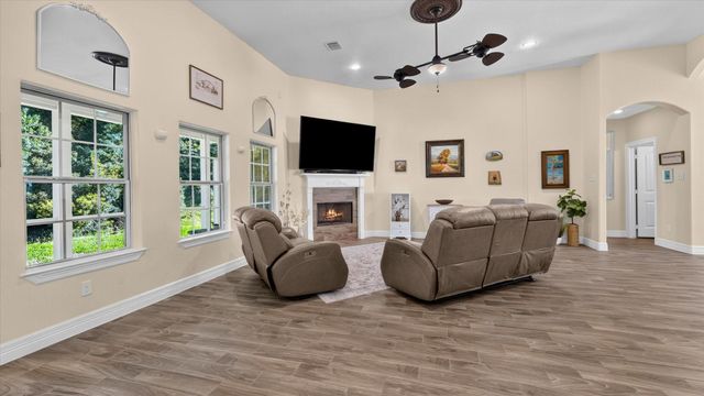 2504 W Green Briar Drive, Huntsville, TX 77340