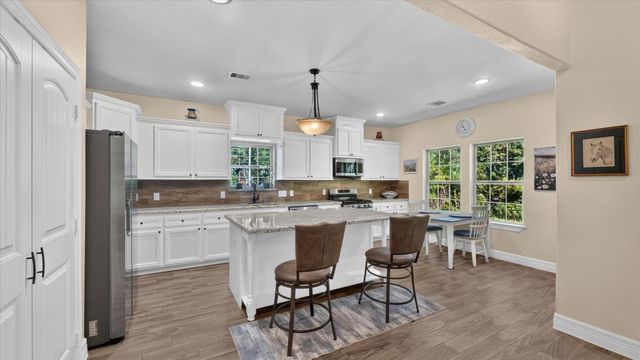 2504 W Green Briar Drive, Huntsville, TX 77340