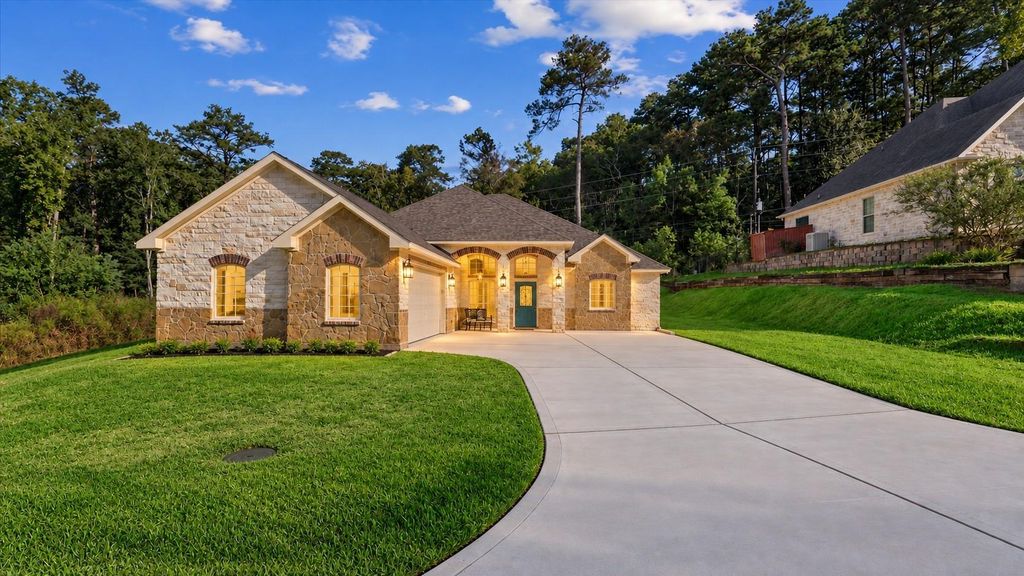 2504 W Green Briar Drive, Huntsville, TX 77340