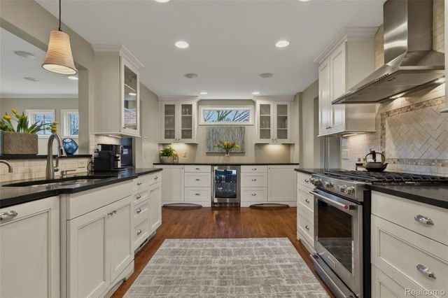 16265 Locherbie Avenue, Beverly Hills Village, MI 48025