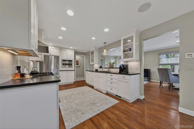 16265 Locherbie Avenue, Beverly Hills Village, MI 48025