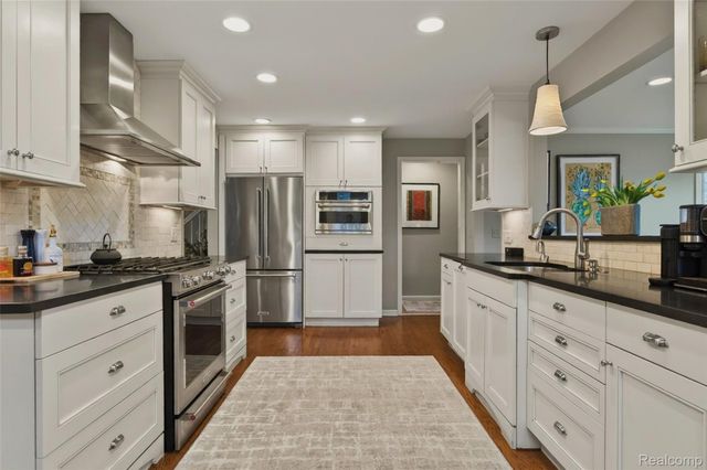 16265 Locherbie Avenue, Beverly Hills Village, MI 48025