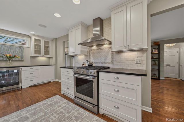 16265 Locherbie Avenue, Beverly Hills Village, MI 48025