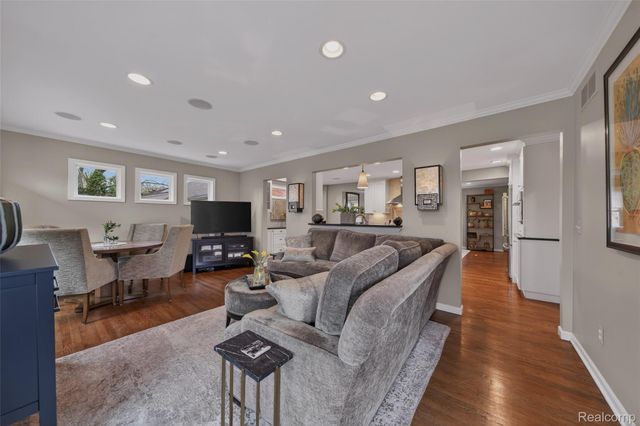 16265 Locherbie Avenue, Beverly Hills Village, MI 48025