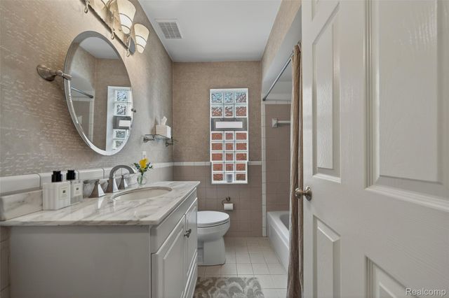 16265 Locherbie Avenue, Beverly Hills Village, MI 48025