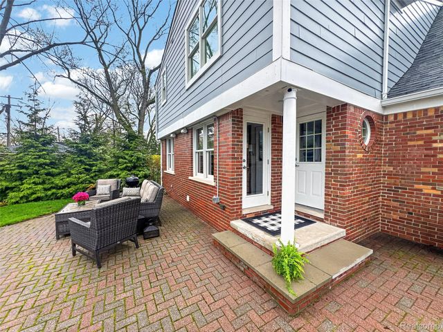 16265 Locherbie Avenue, Beverly Hills Village, MI 48025